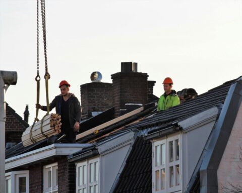 Dachdecker bei der Arbeit auf einem Dach in Hamburg