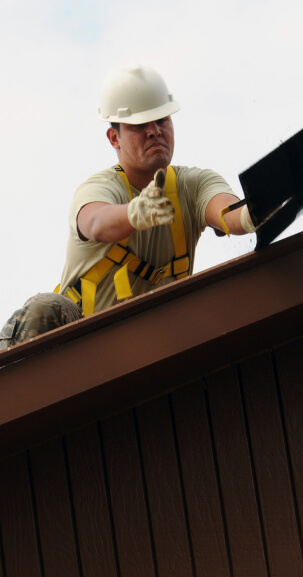 Dachdecker bei der Arbeit